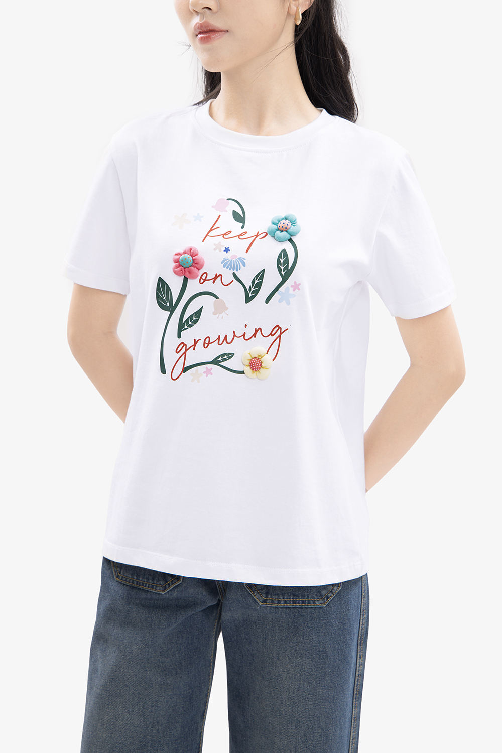 Áo thun trắng in họa tiết đính hoa nổi