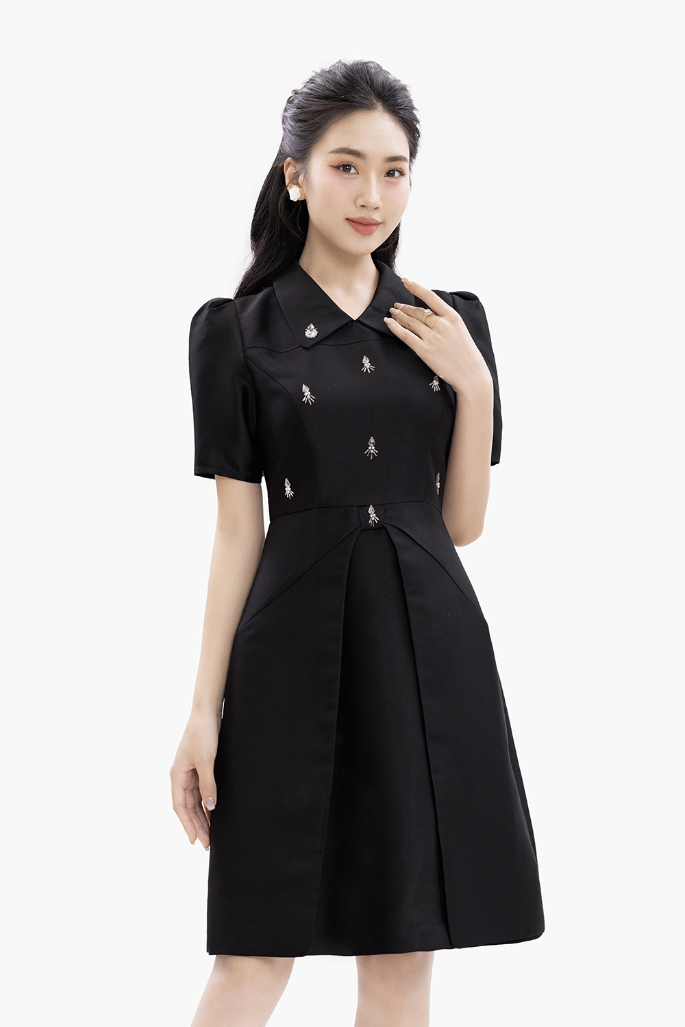 Đầm đen chữ A dự tiệc đính đá