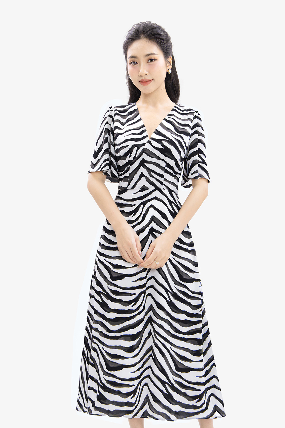 Đầm chữ A họa tiết tay loe cổ tim