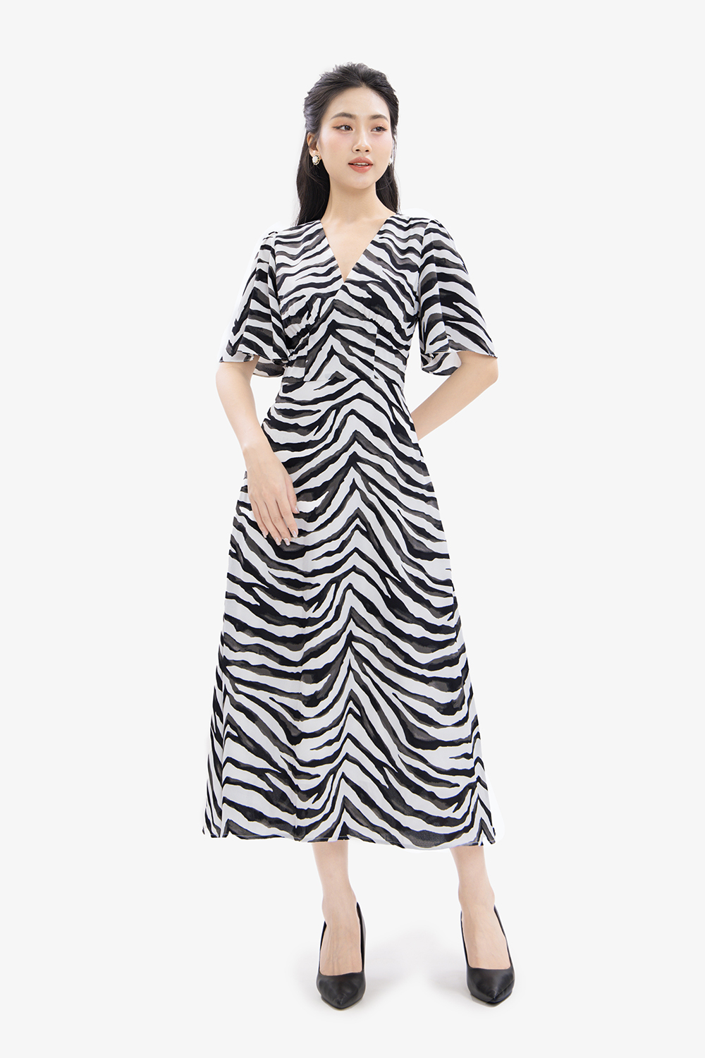 Đầm chữ A họa tiết tay loe cổ tim