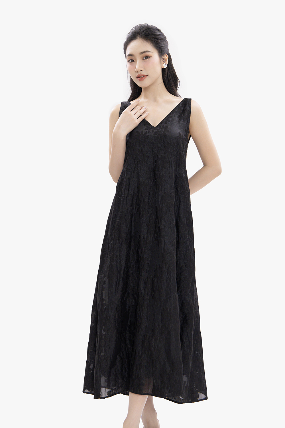 Đầm suông đen thêu hoa sát nách