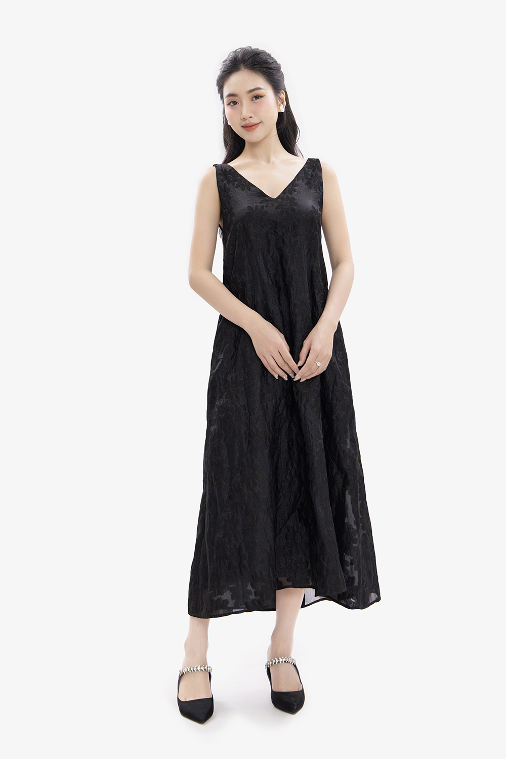 Đầm suông đen thêu hoa sát nách