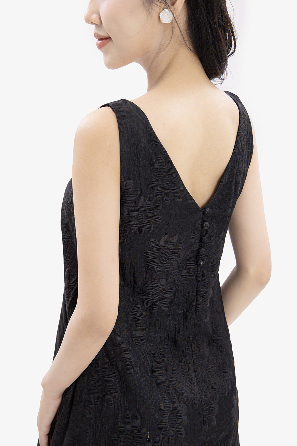 Đầm suông đen thêu hoa sát nách