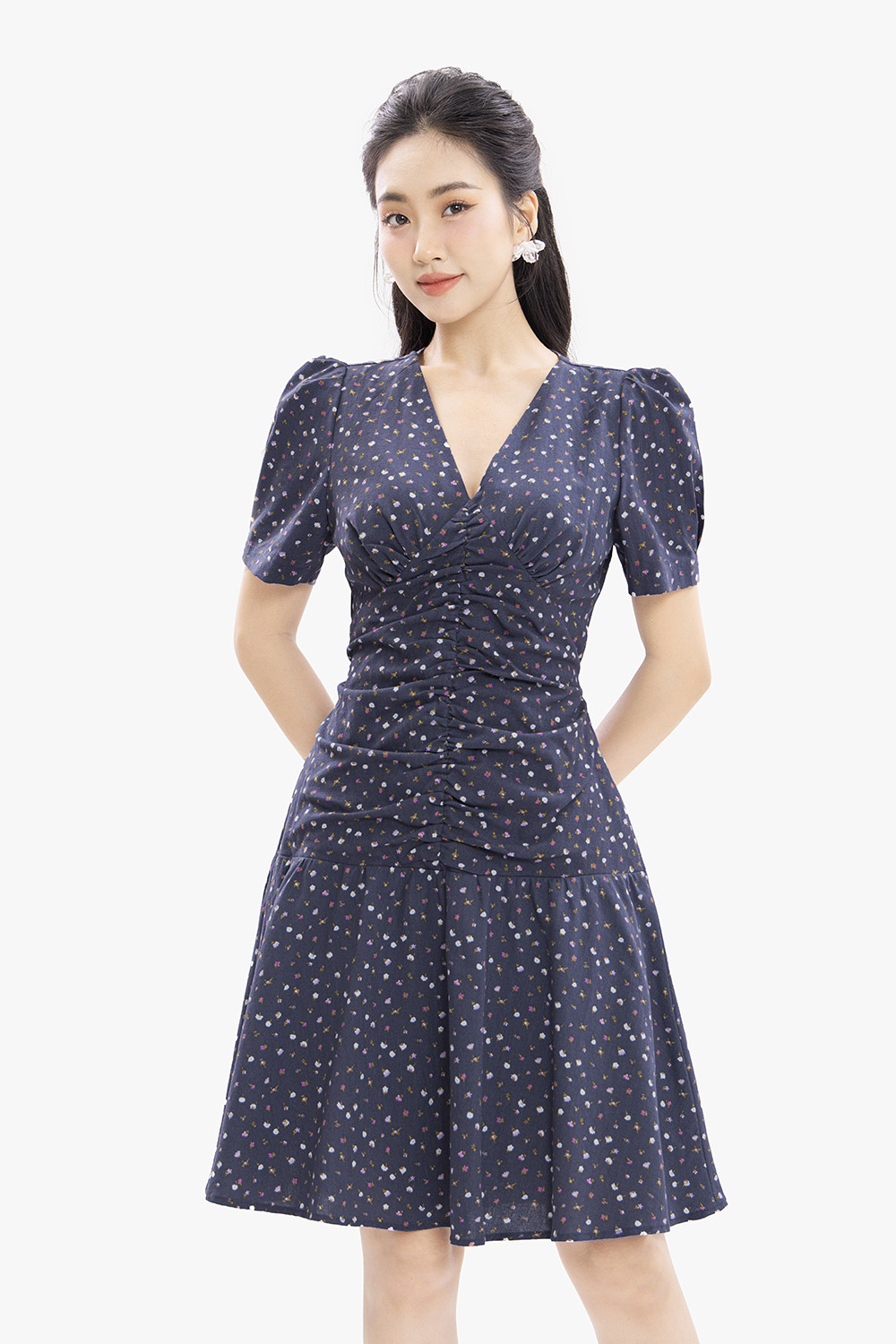 Đầm linen cổ tim nhún ngực tay ngắn