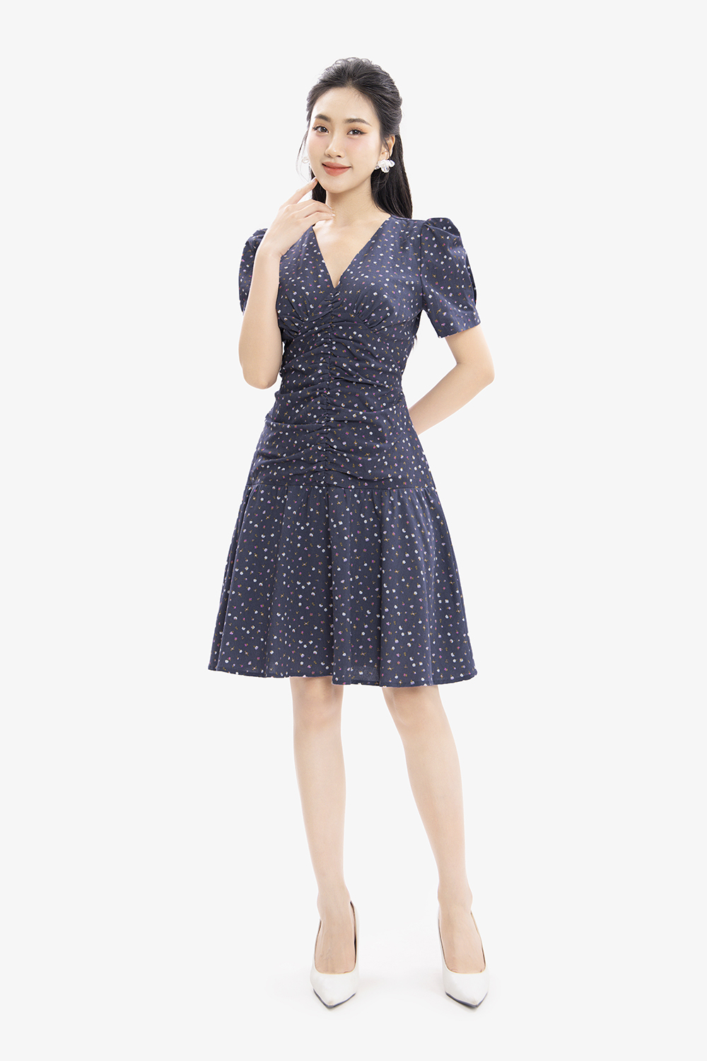 Đầm linen cổ tim nhún ngực tay ngắn