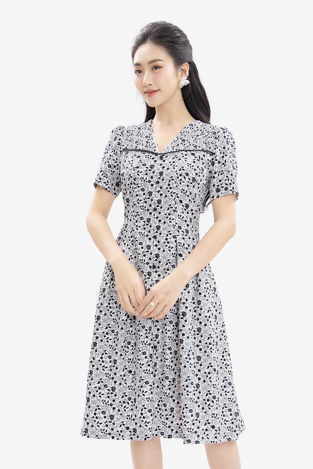 Đầm xòe hoa xếp ly nhún vai phối nút