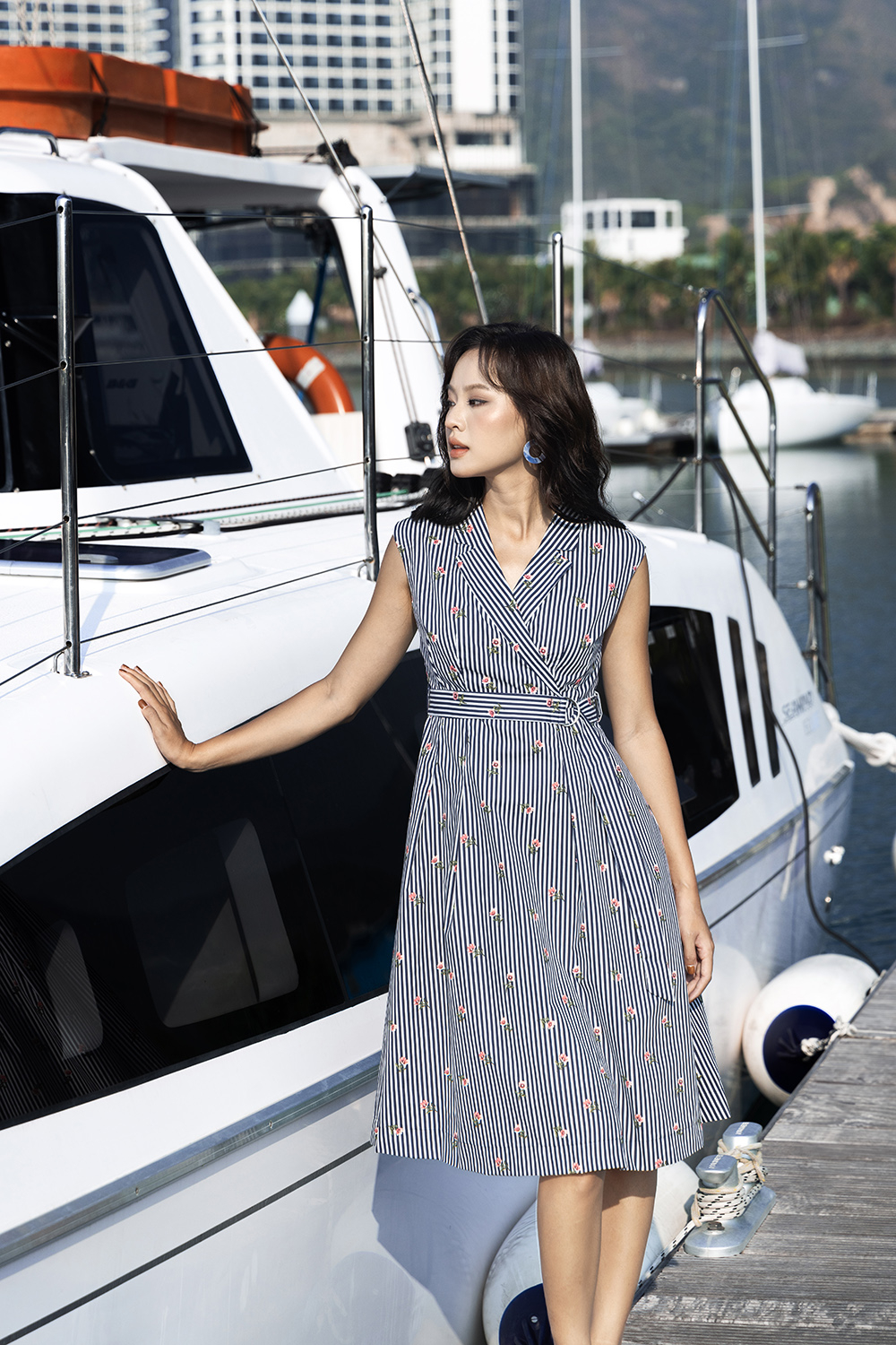 Đầm xòe hoa nhí kẻ sọc phối belt