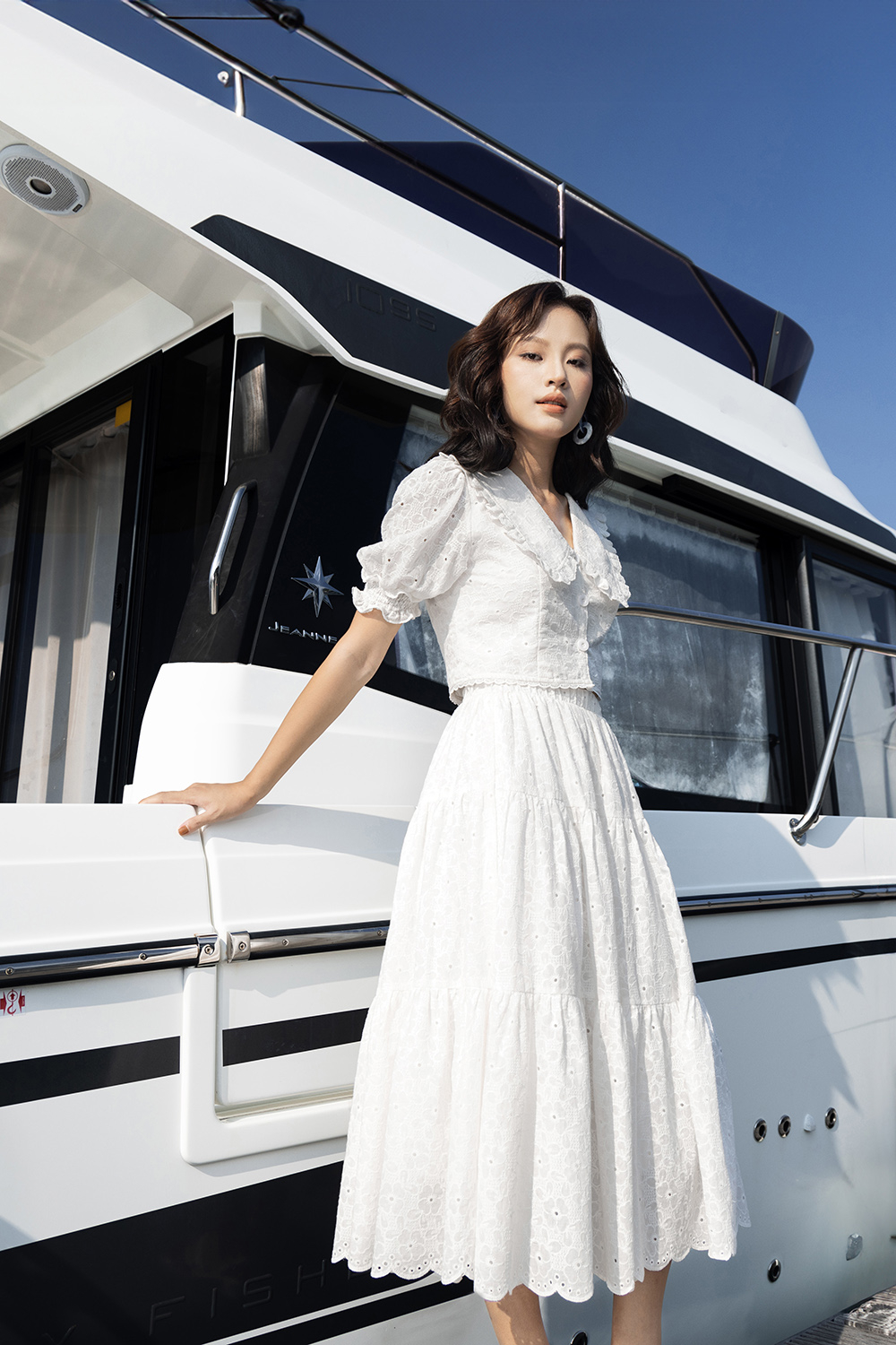 Áo kiểu nữ croptop màu trắng cổ sen