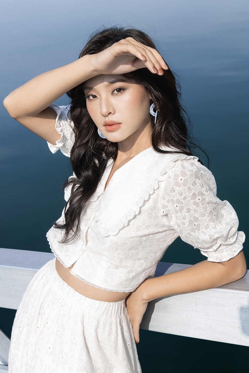 Áo kiểu nữ croptop màu trắng cổ sen