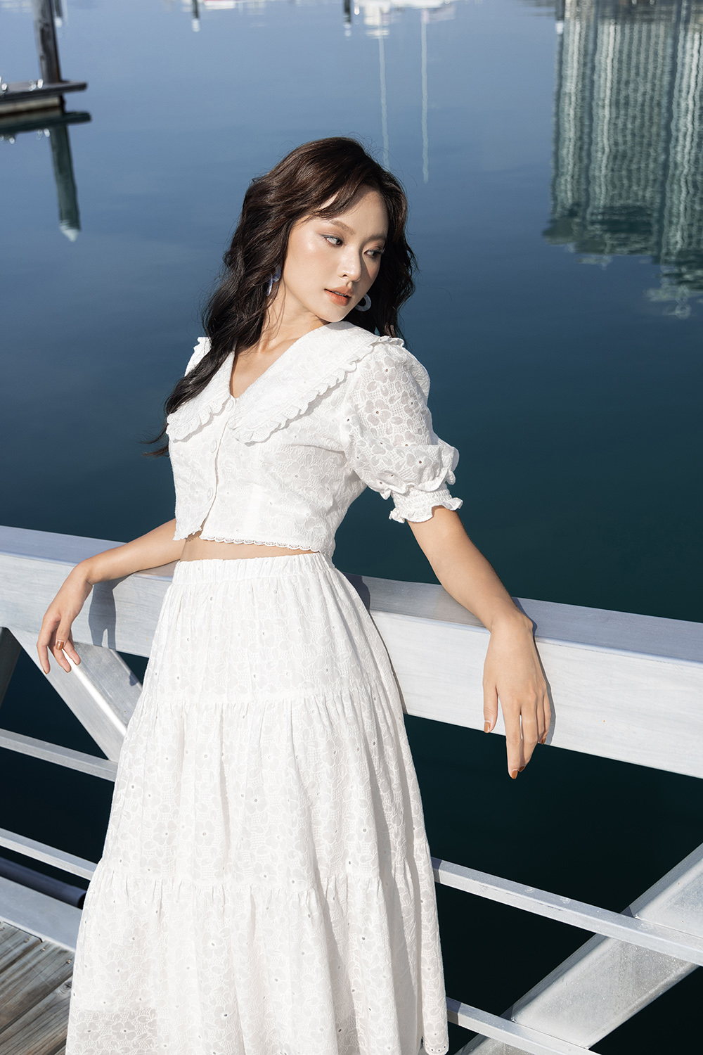 Áo kiểu nữ croptop màu trắng cổ sen