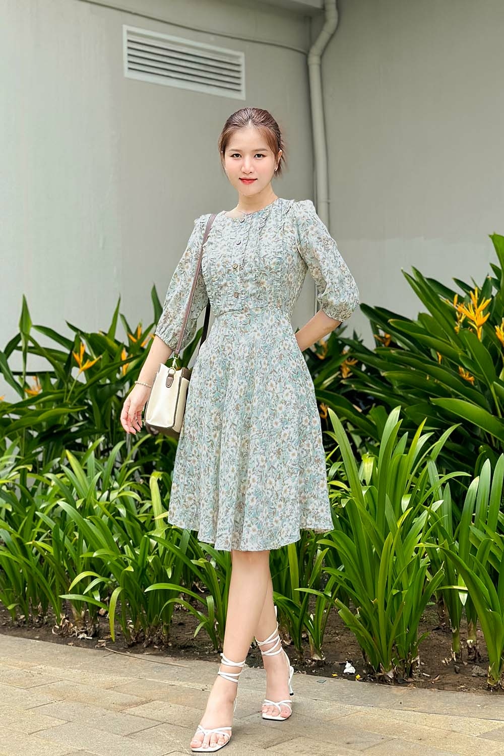 Đầm xòe hoa voan lụa tay lửng cổ tròn