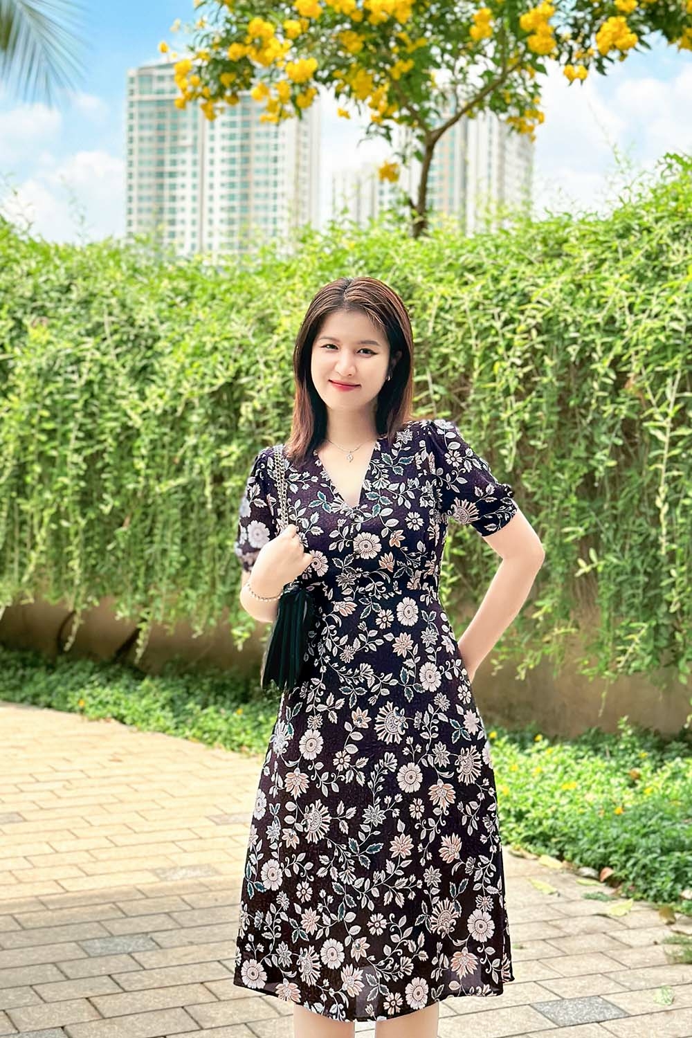 Đầm hoa chữ A công sở cổ chữ V