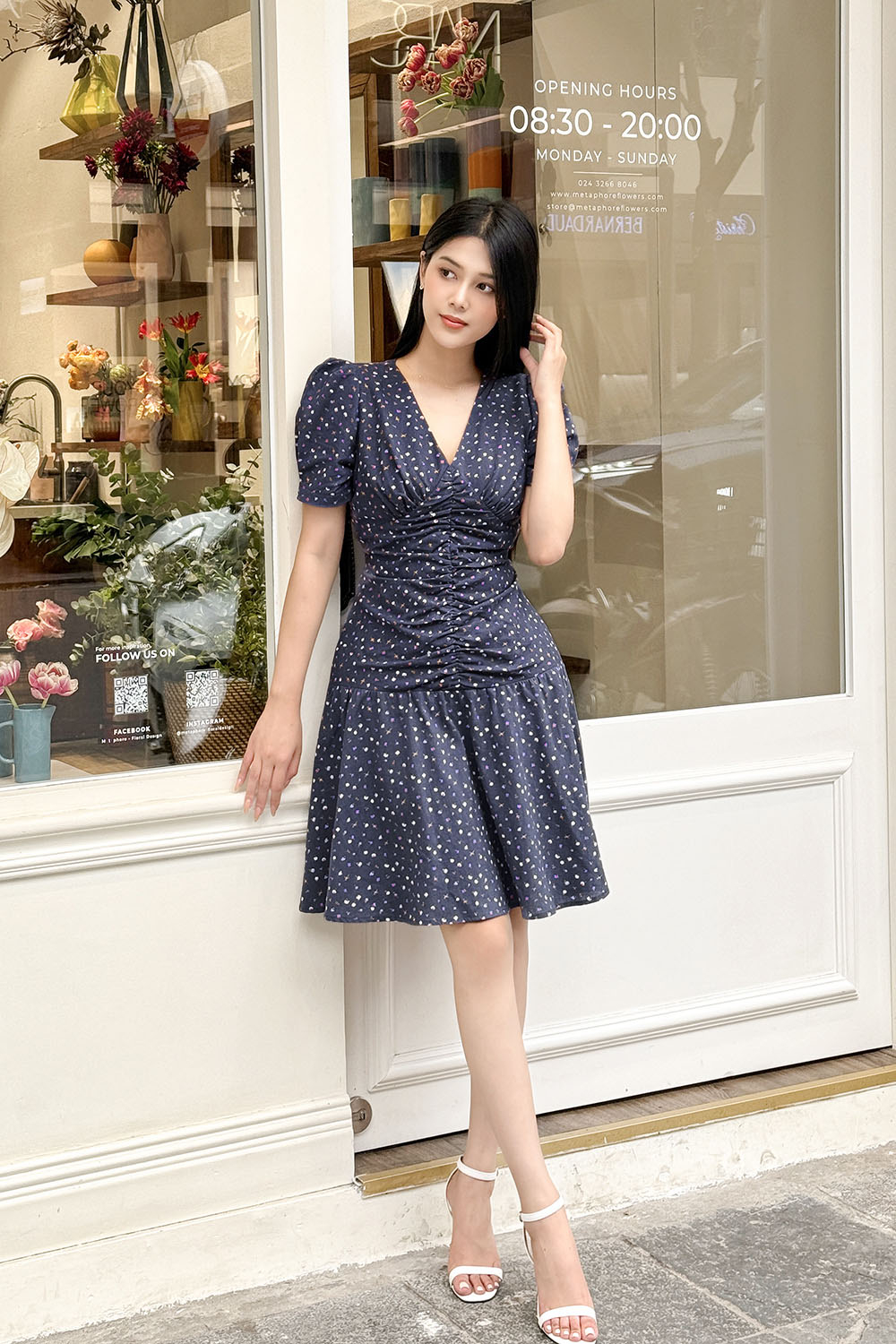 Đầm linen cổ tim nhún ngực tay ngắn