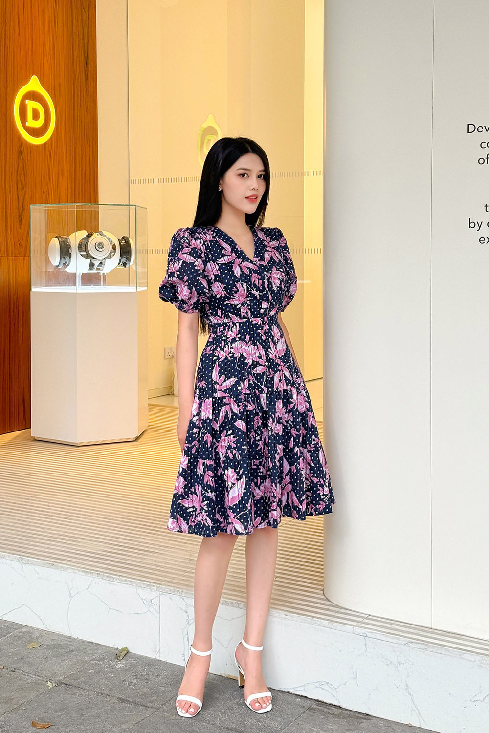 Đầm đuôi cá họa tiết hoa cổ V