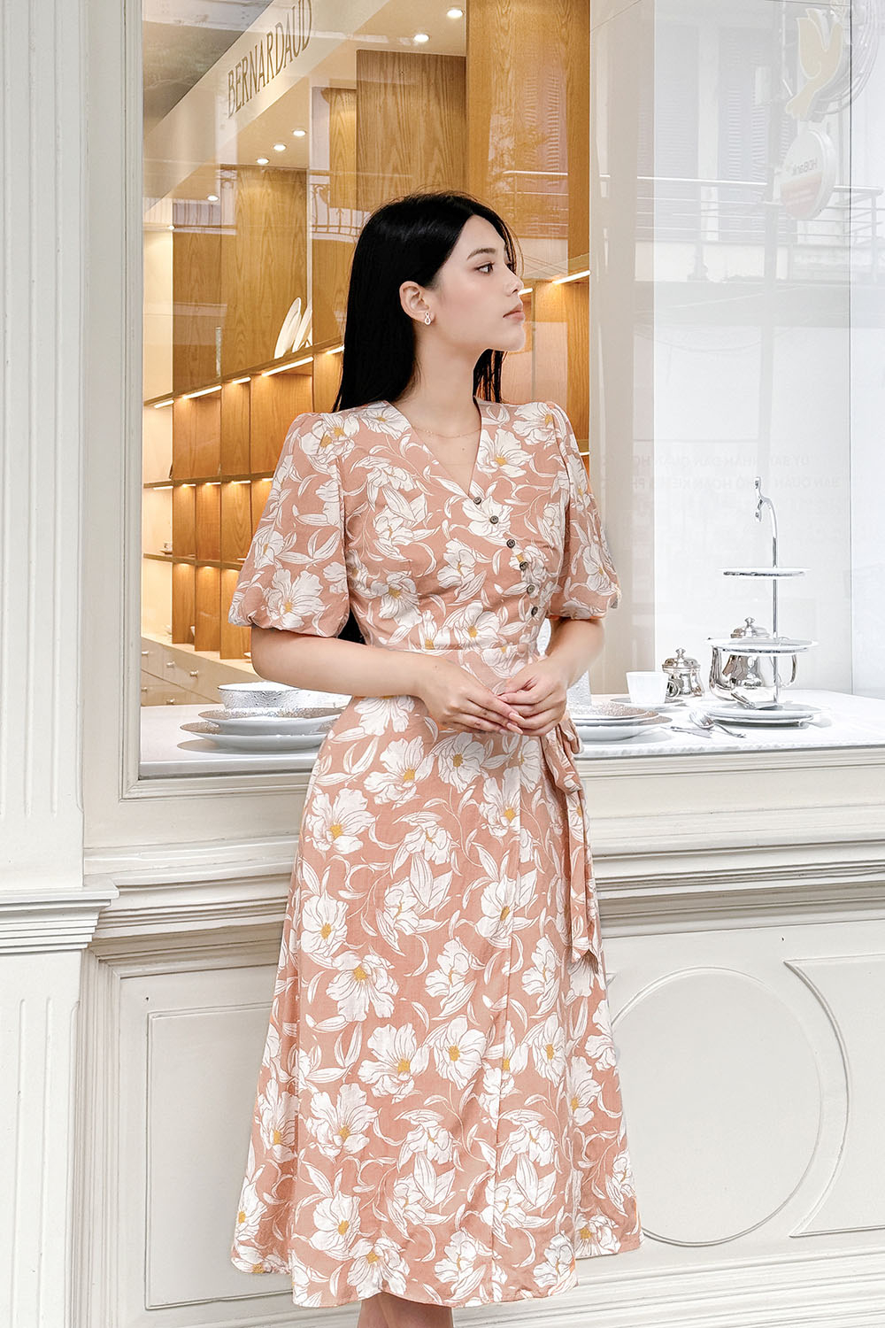 Đầm chữ A màu cam họa tiết hoa cổ V