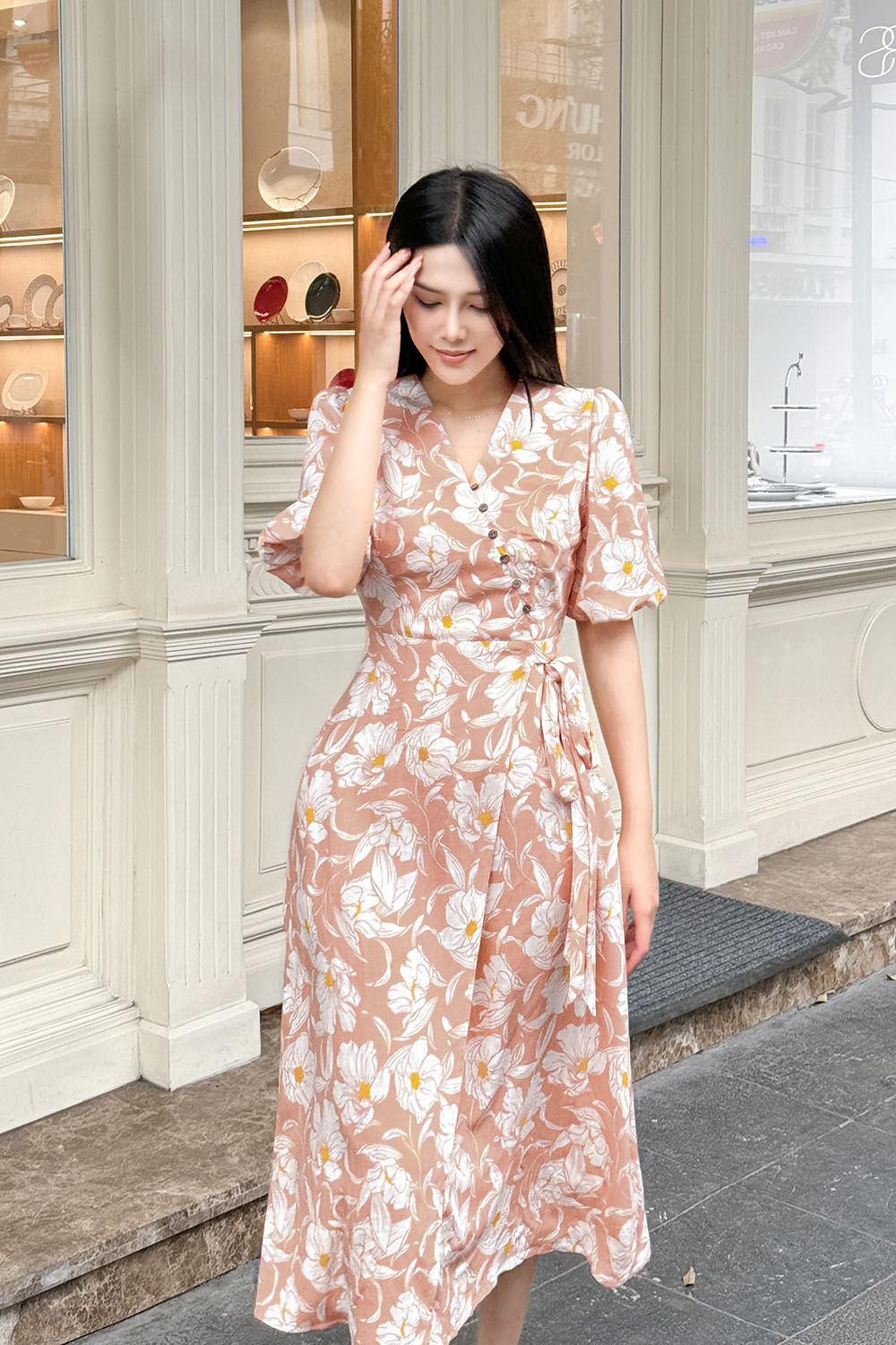 Đầm chữ A màu cam họa tiết hoa cổ V