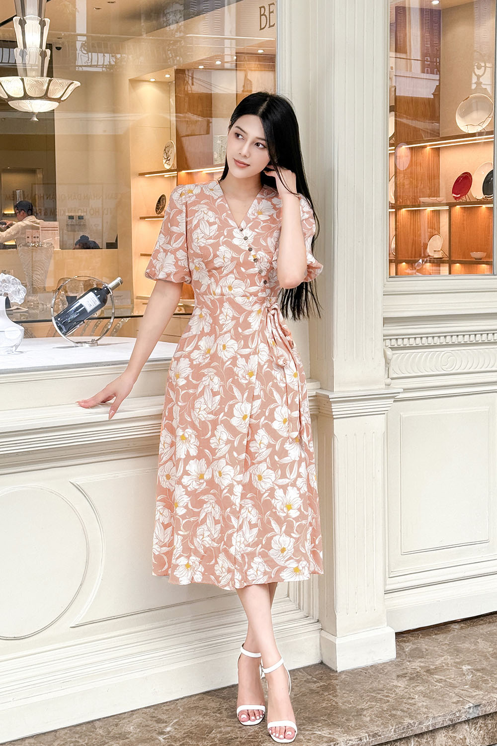 Đầm chữ A màu cam họa tiết hoa cổ V