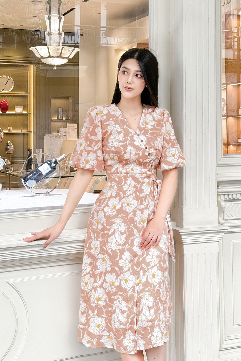 Đầm chữ A màu cam họa tiết hoa cổ V