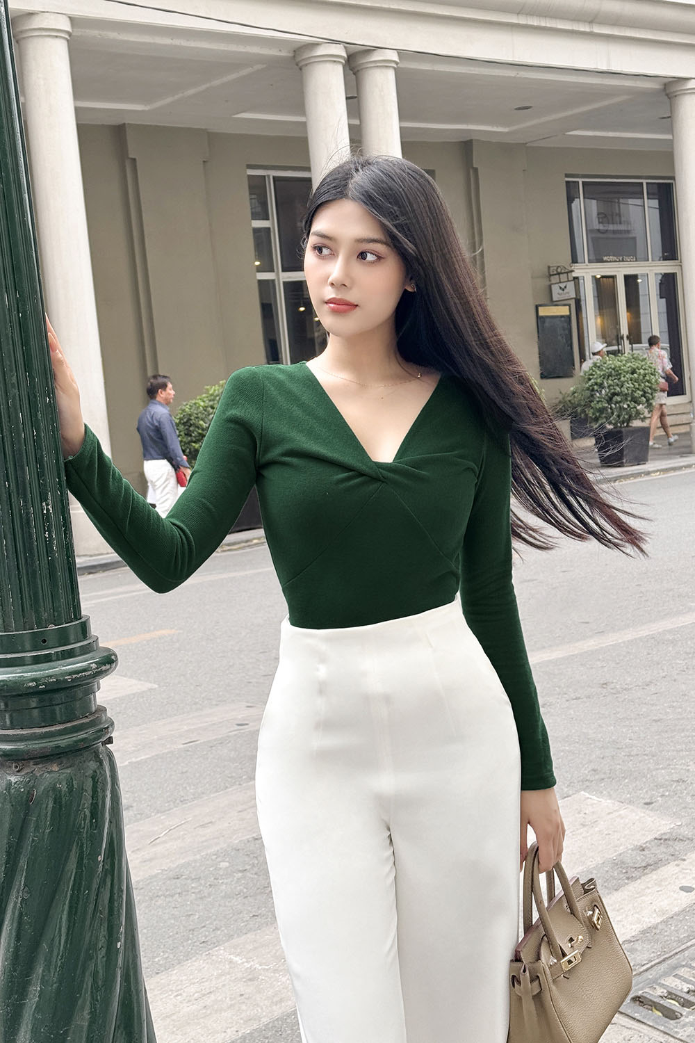 Áo thun ôm cổ V xoắn ngực màu xanh