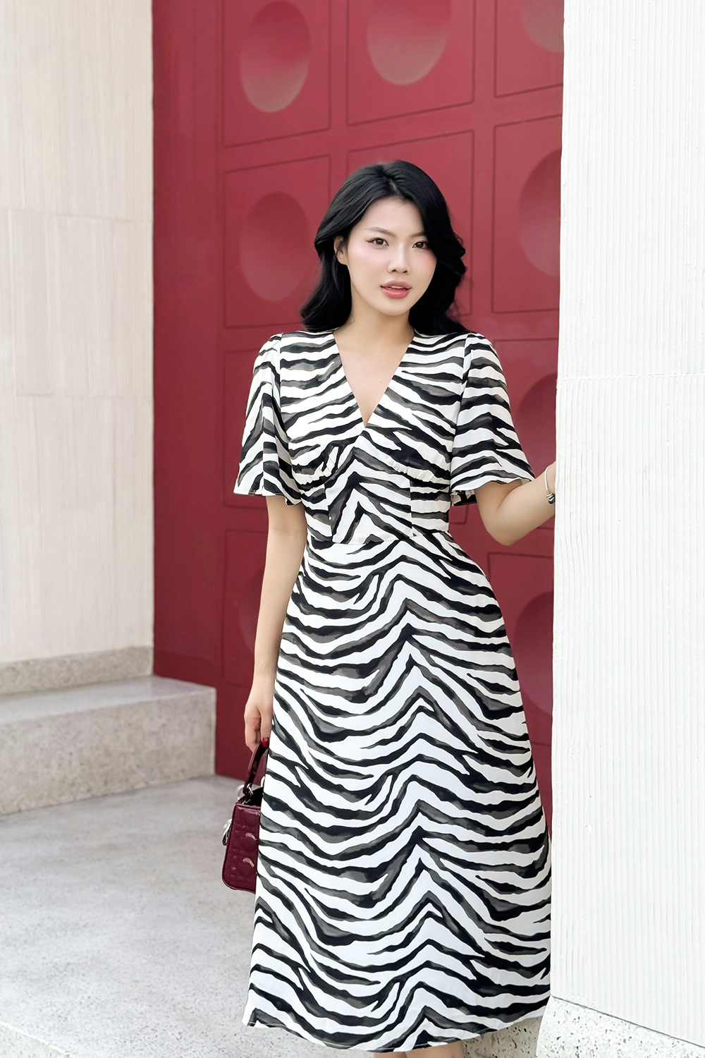 Đầm chữ A họa tiết tay loe cổ tim