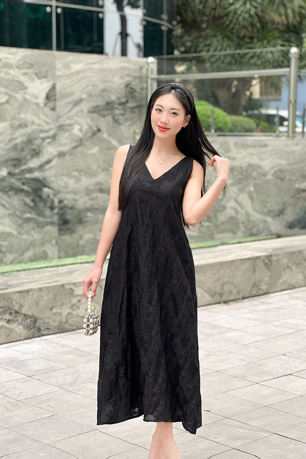 Đầm suông đen thêu hoa sát nách