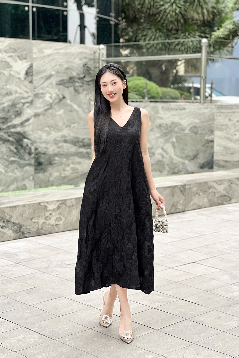 Đầm suông đen thêu hoa sát nách