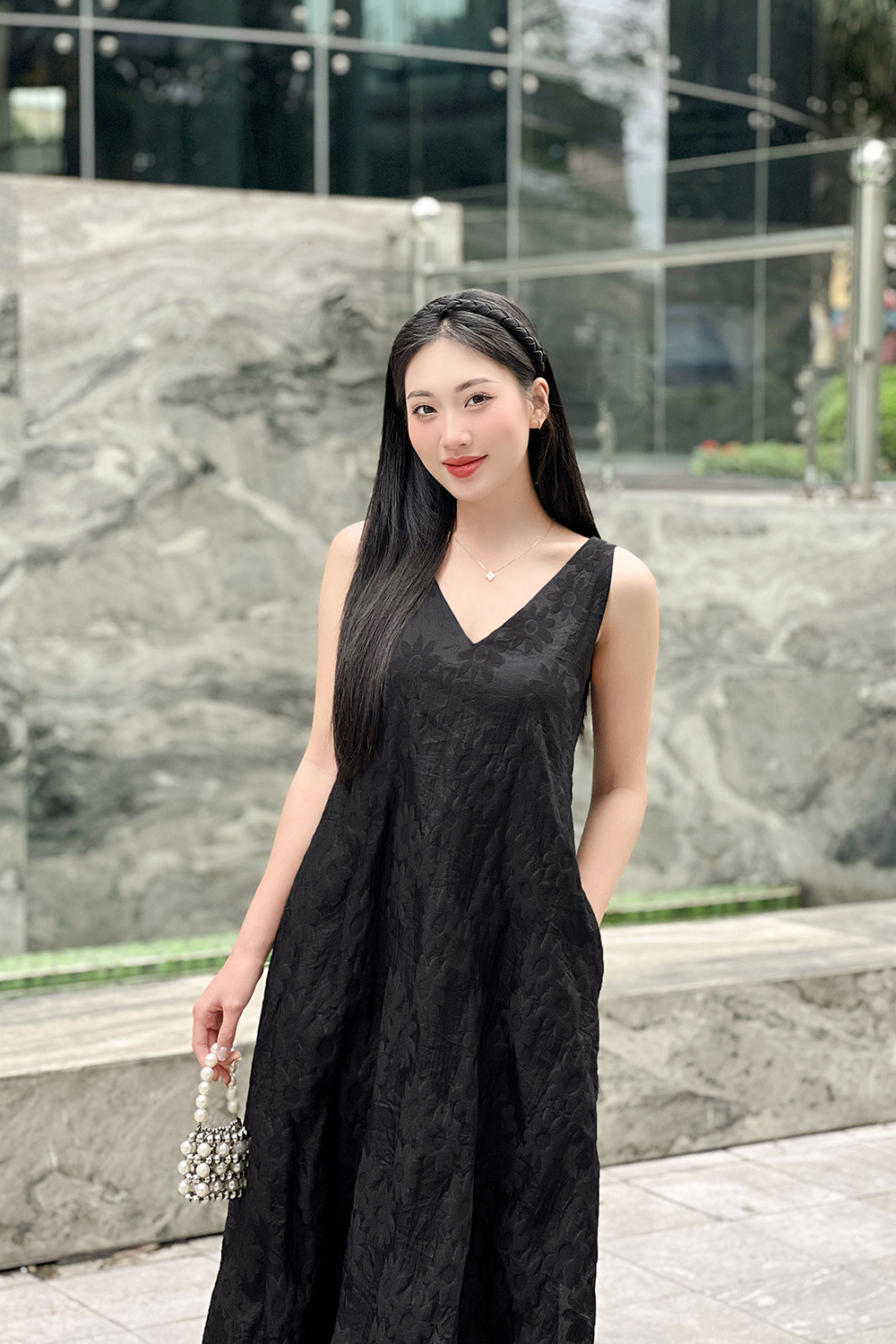 Đầm suông đen thêu hoa sát nách