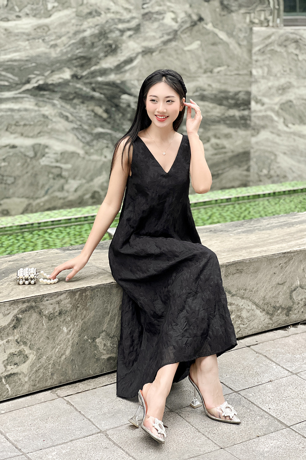 Đầm suông đen thêu hoa sát nách