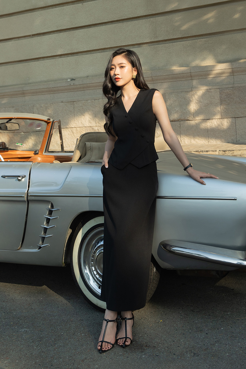 Chân váy suông ôm dáng dài màu đen