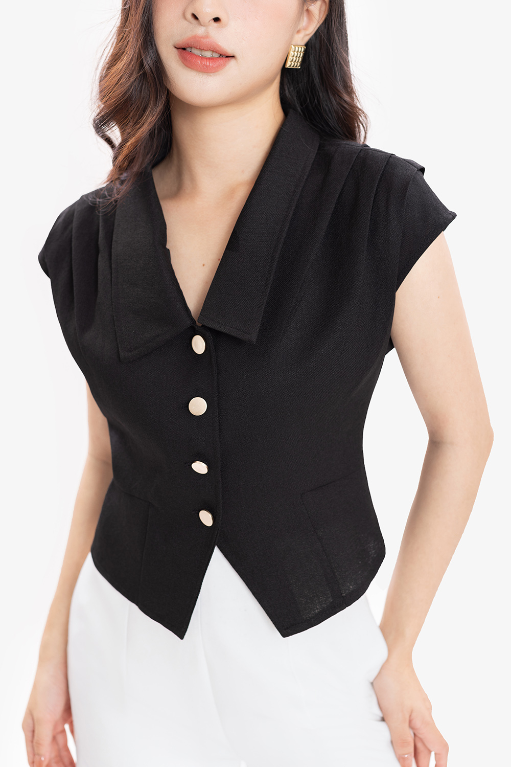 Áo kiểu nữ màu đen xếp ly vai