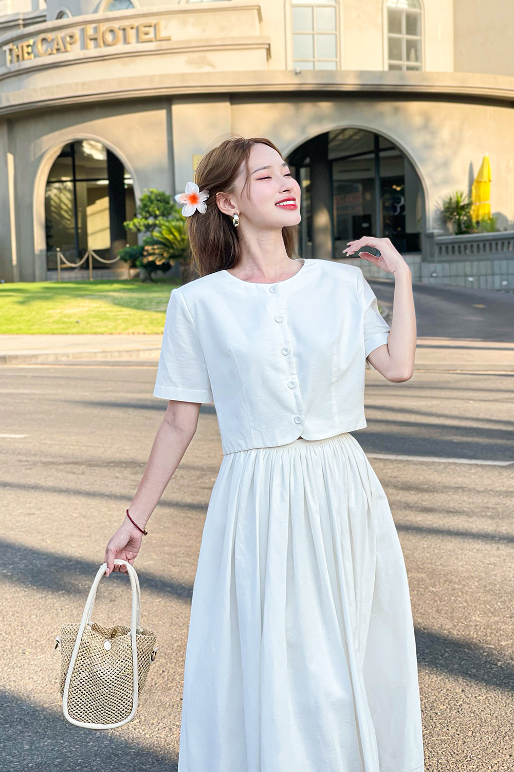 Áo trắng linen dáng ngắn phối nút