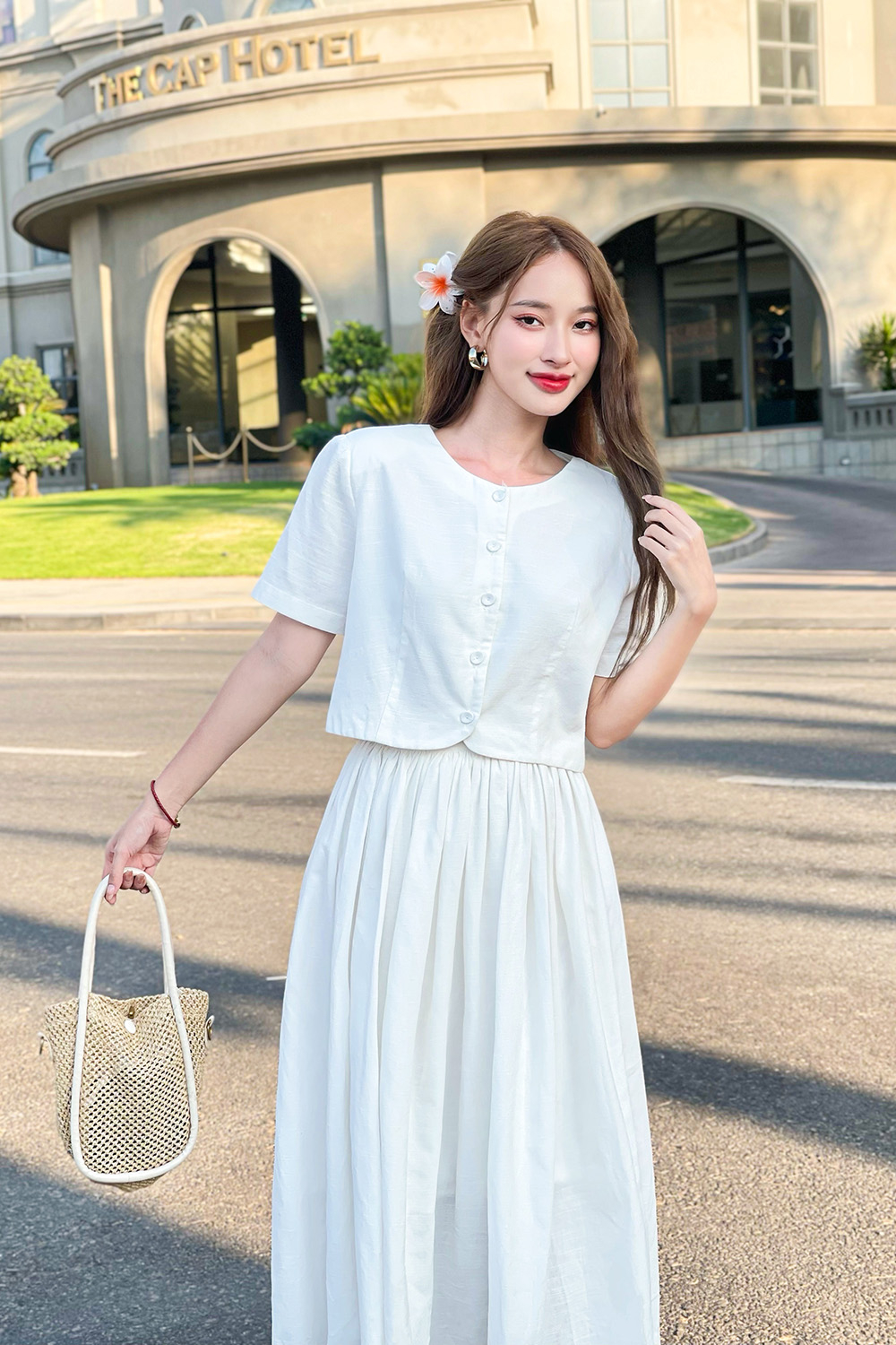 Áo trắng linen dáng ngắn phối nút