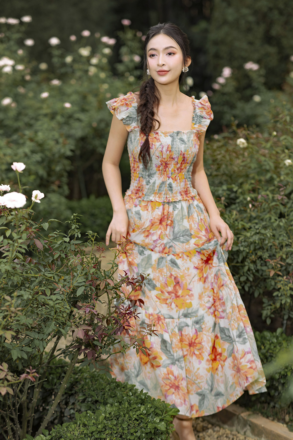 Đầm hoa hai dây dáng xòe dài qua gối