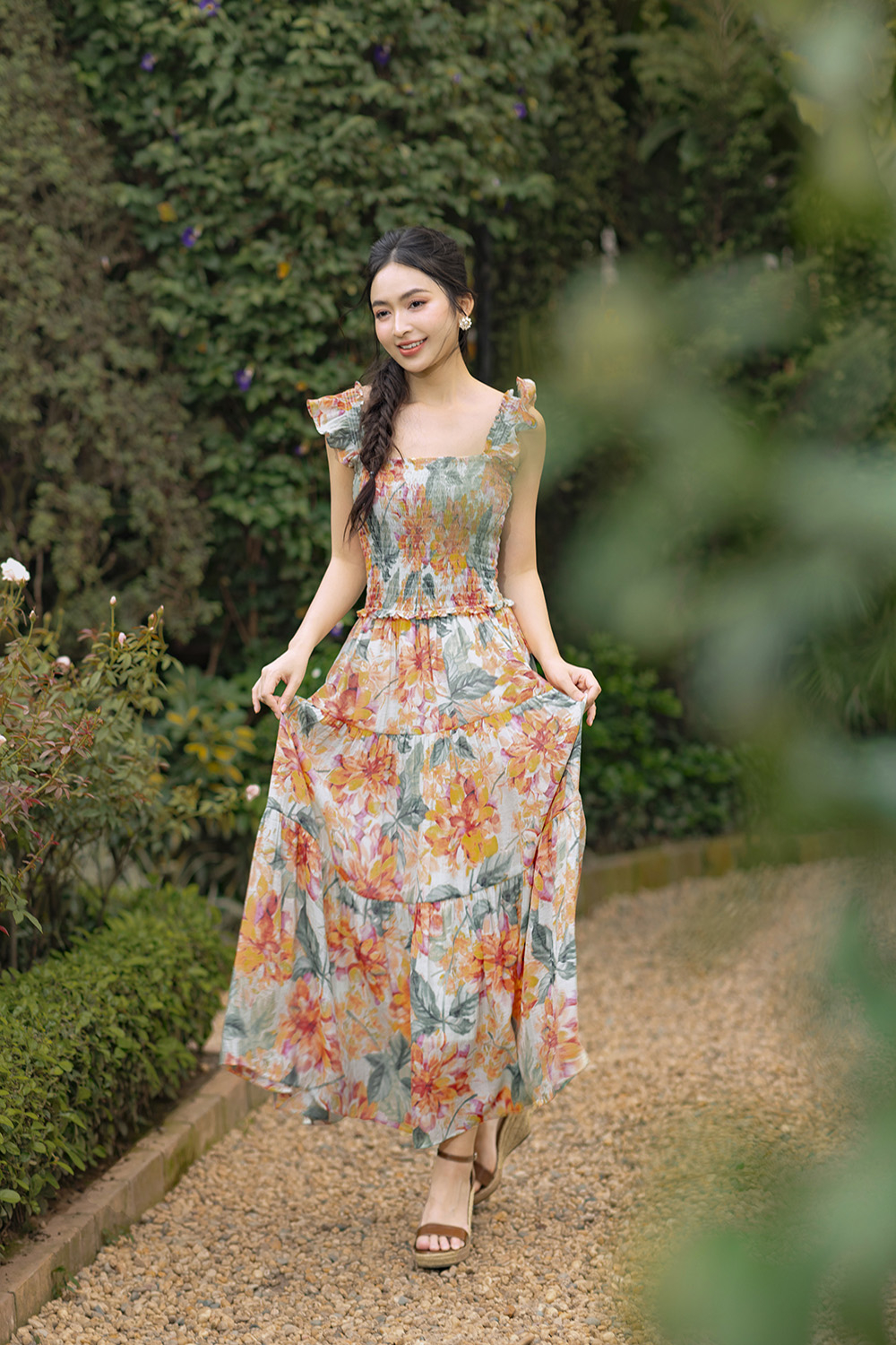 Đầm hoa hai dây dáng xòe dài qua gối