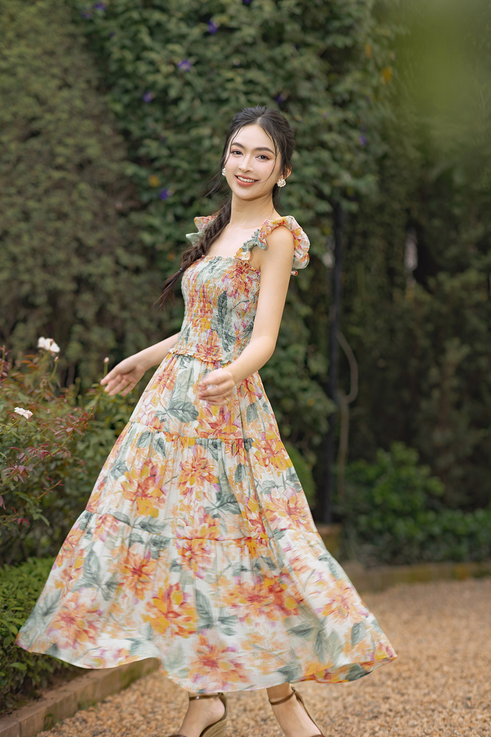 Đầm hoa hai dây dáng xòe dài qua gối