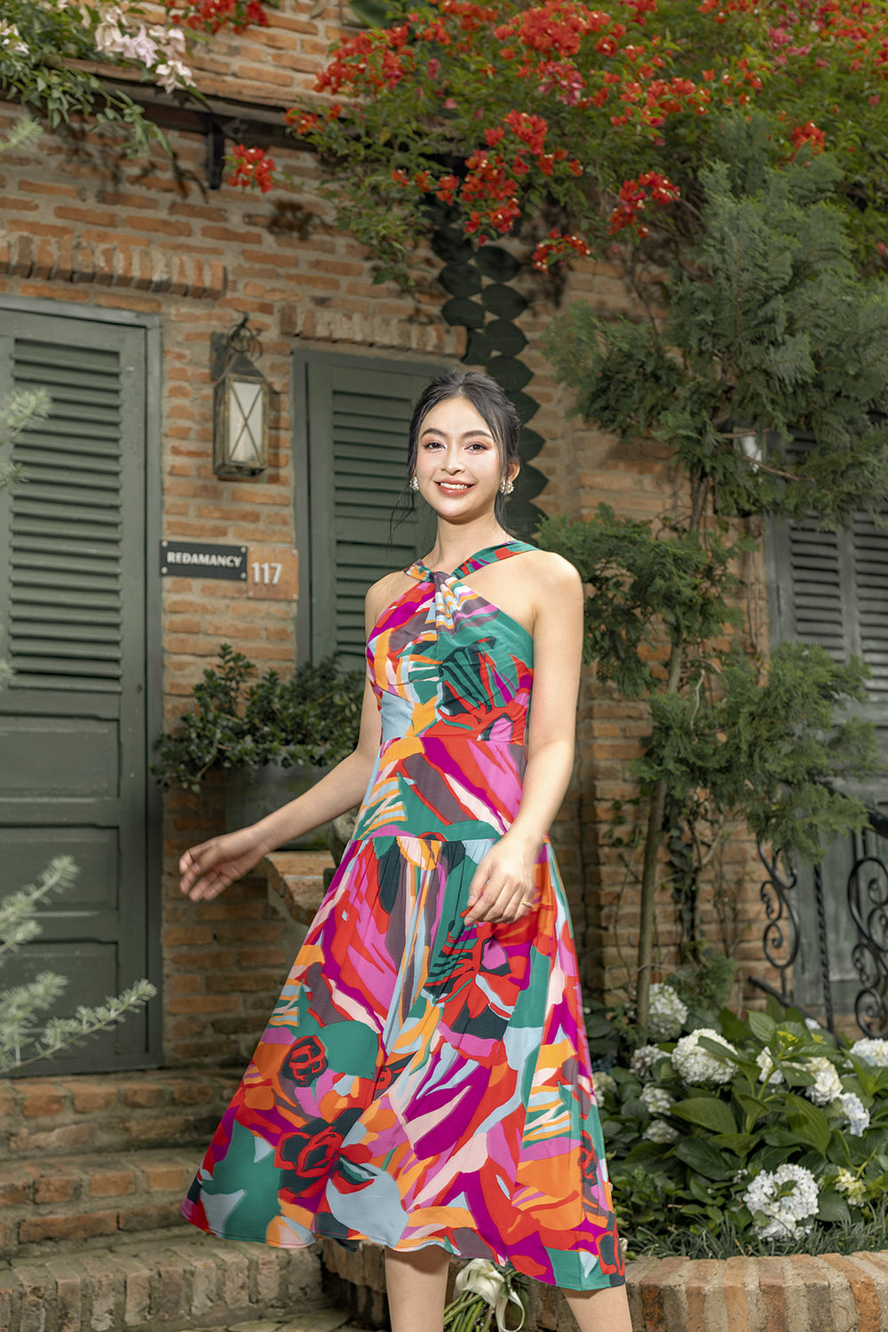 Đầm xòe họa tiết cổ yếm dài qua gối