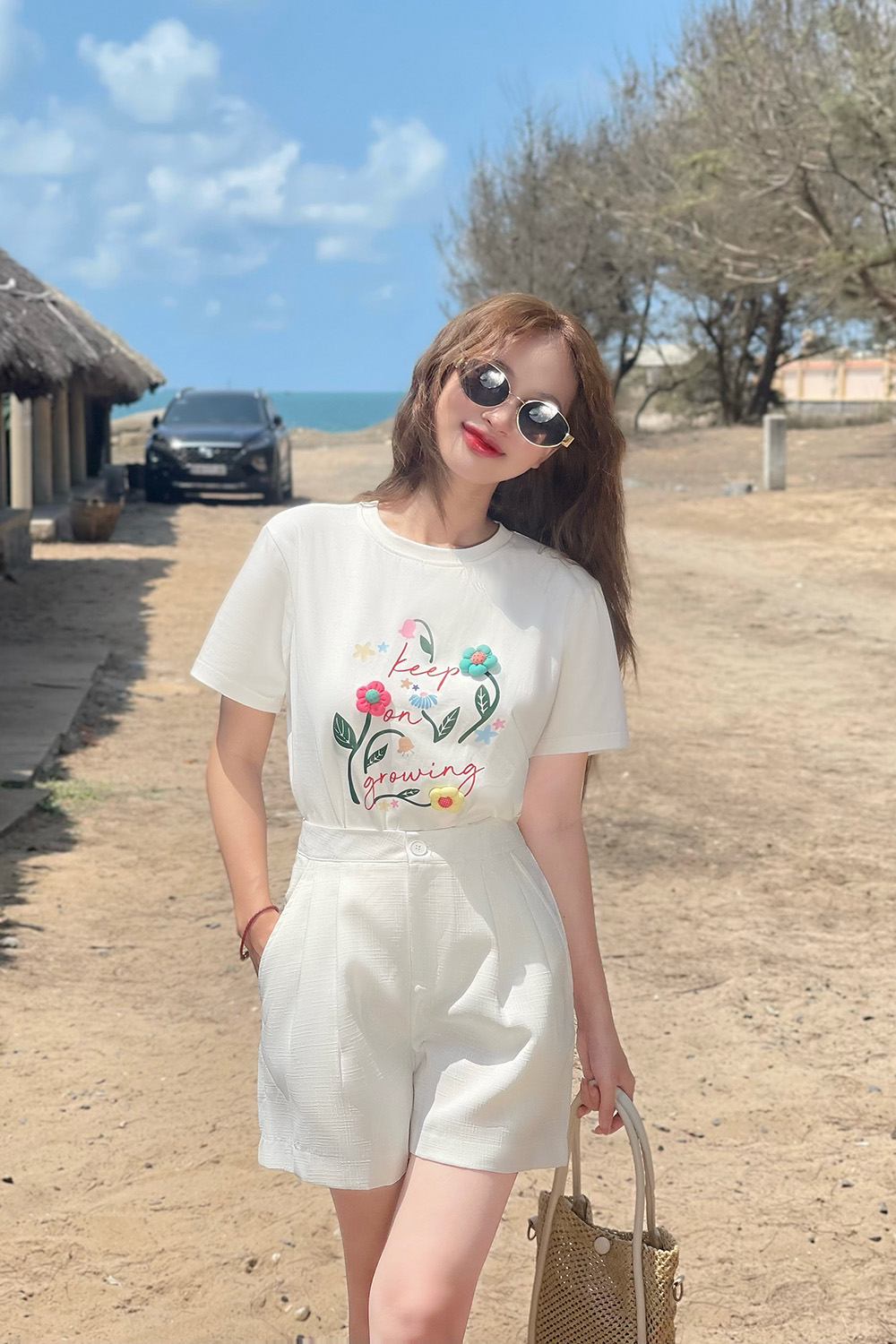 Quần short nữ màu trắng hai túi xéo