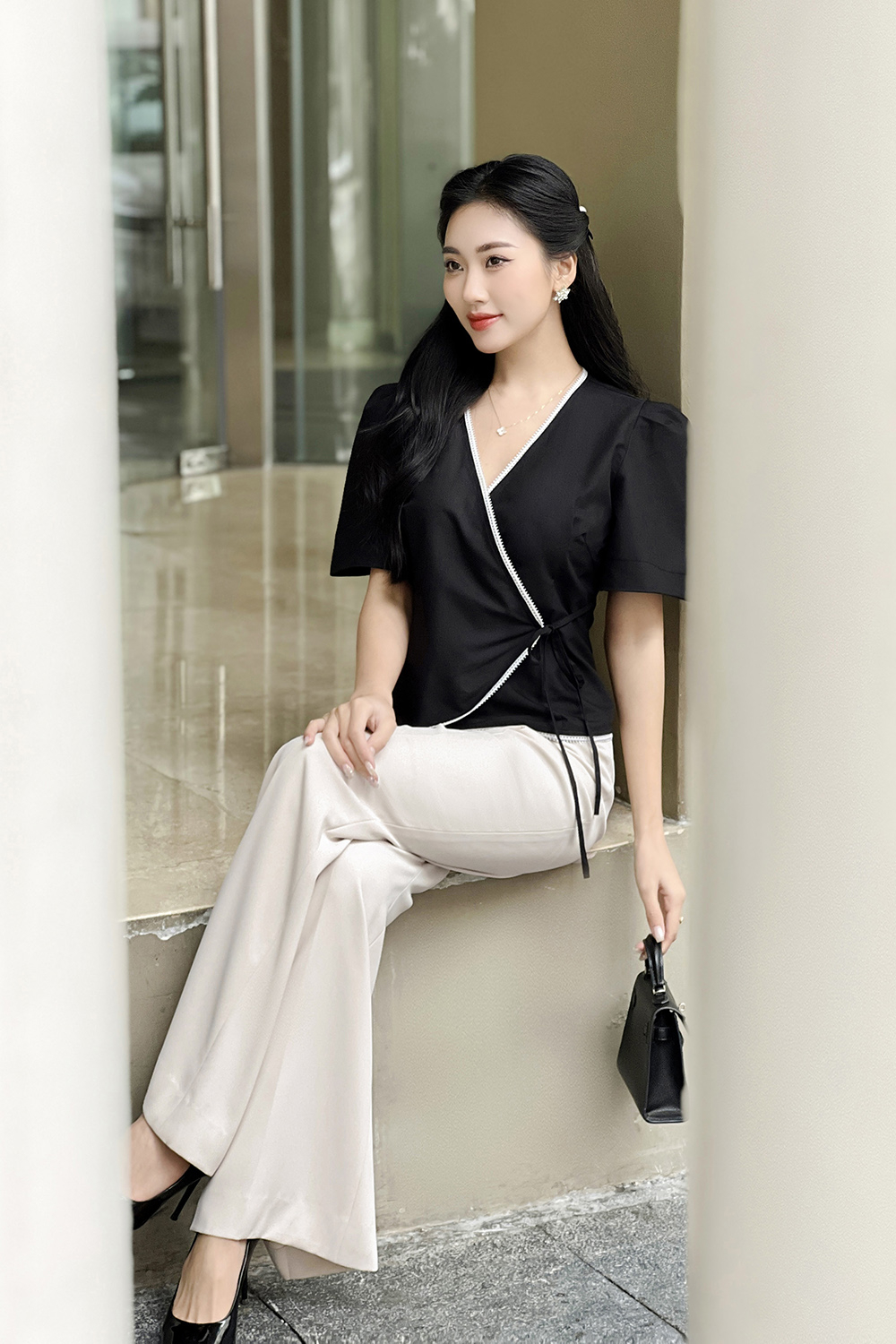 Áo kiểu nữ màu đen cổ V đắp chéo nơ eo