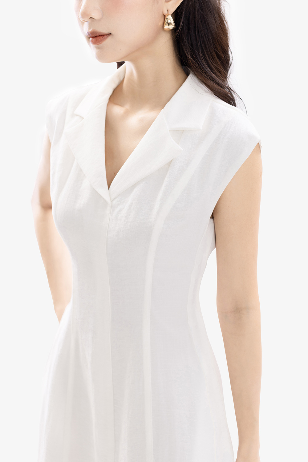 Đầm trắng cổ đan tông tay hến phối nút