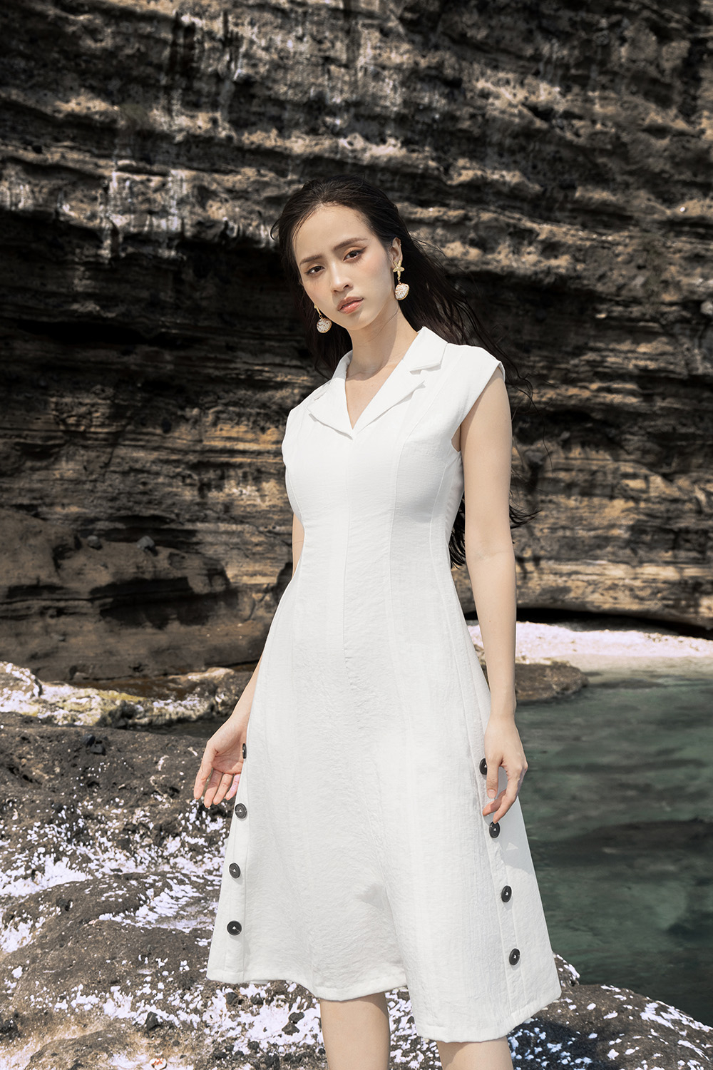 Đầm trắng cổ đan tông tay hến phối nút