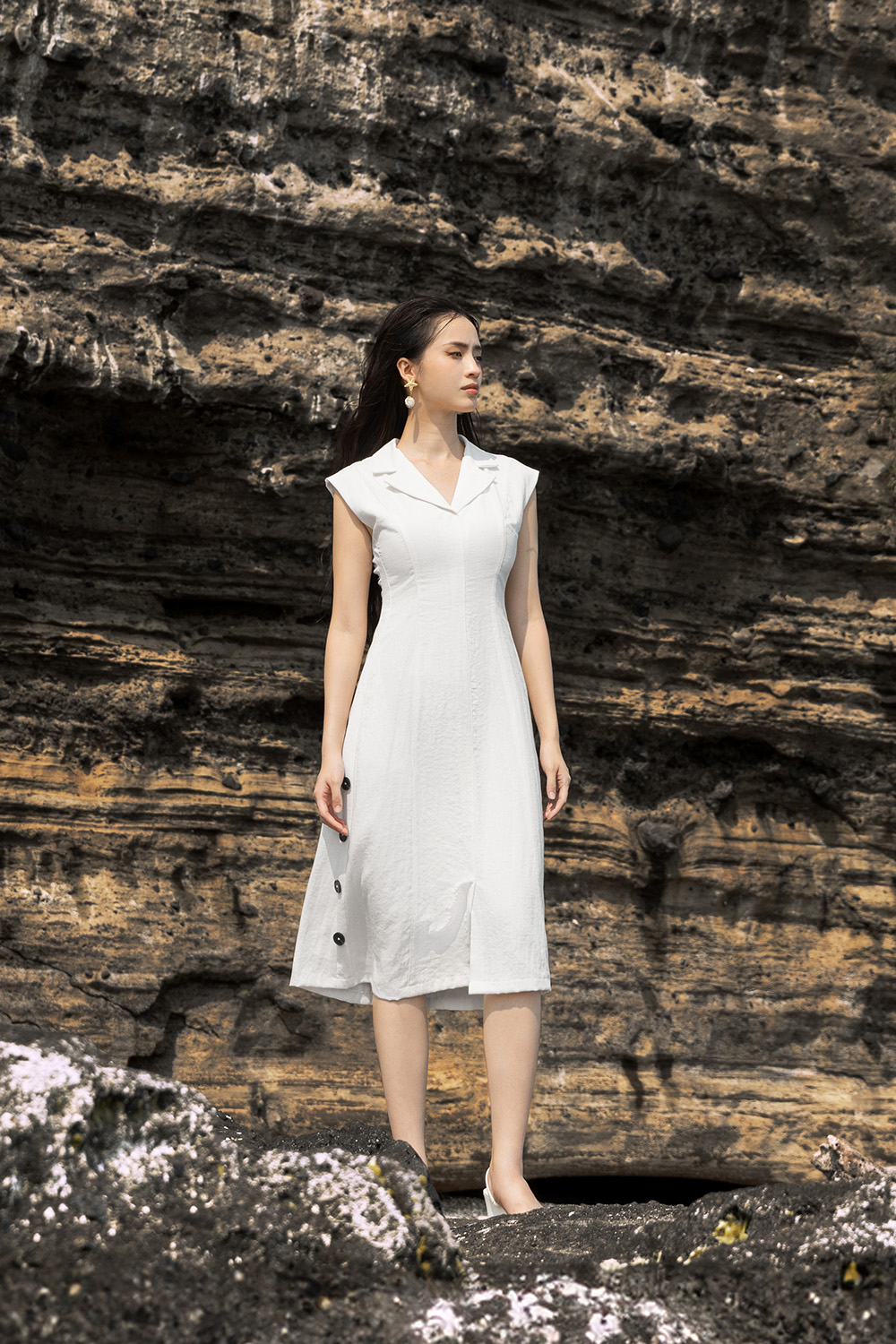 Đầm trắng cổ đan tông tay hến phối nút