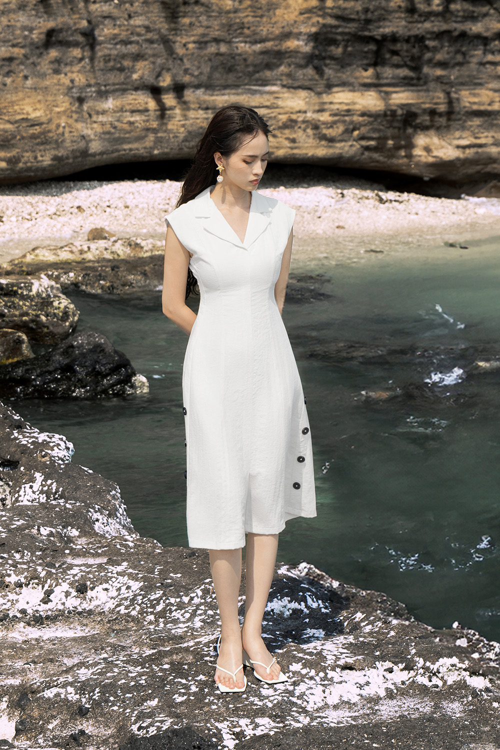 Đầm trắng cổ đan tông tay hến phối nút