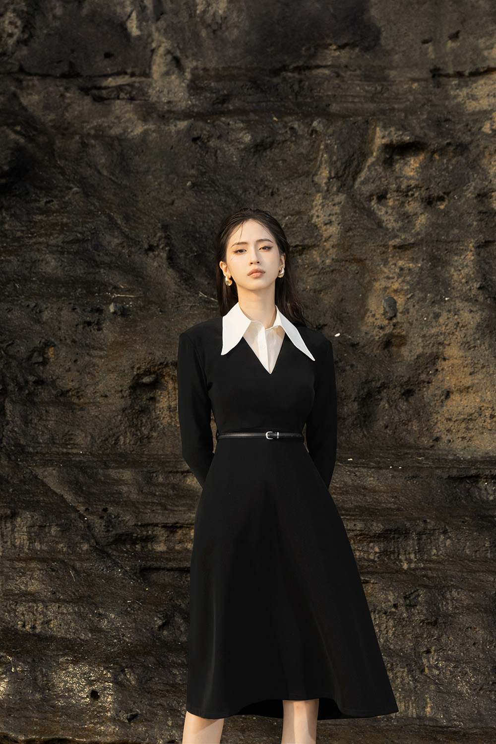 Đầm xòe midi màu đen cổ V tay dài