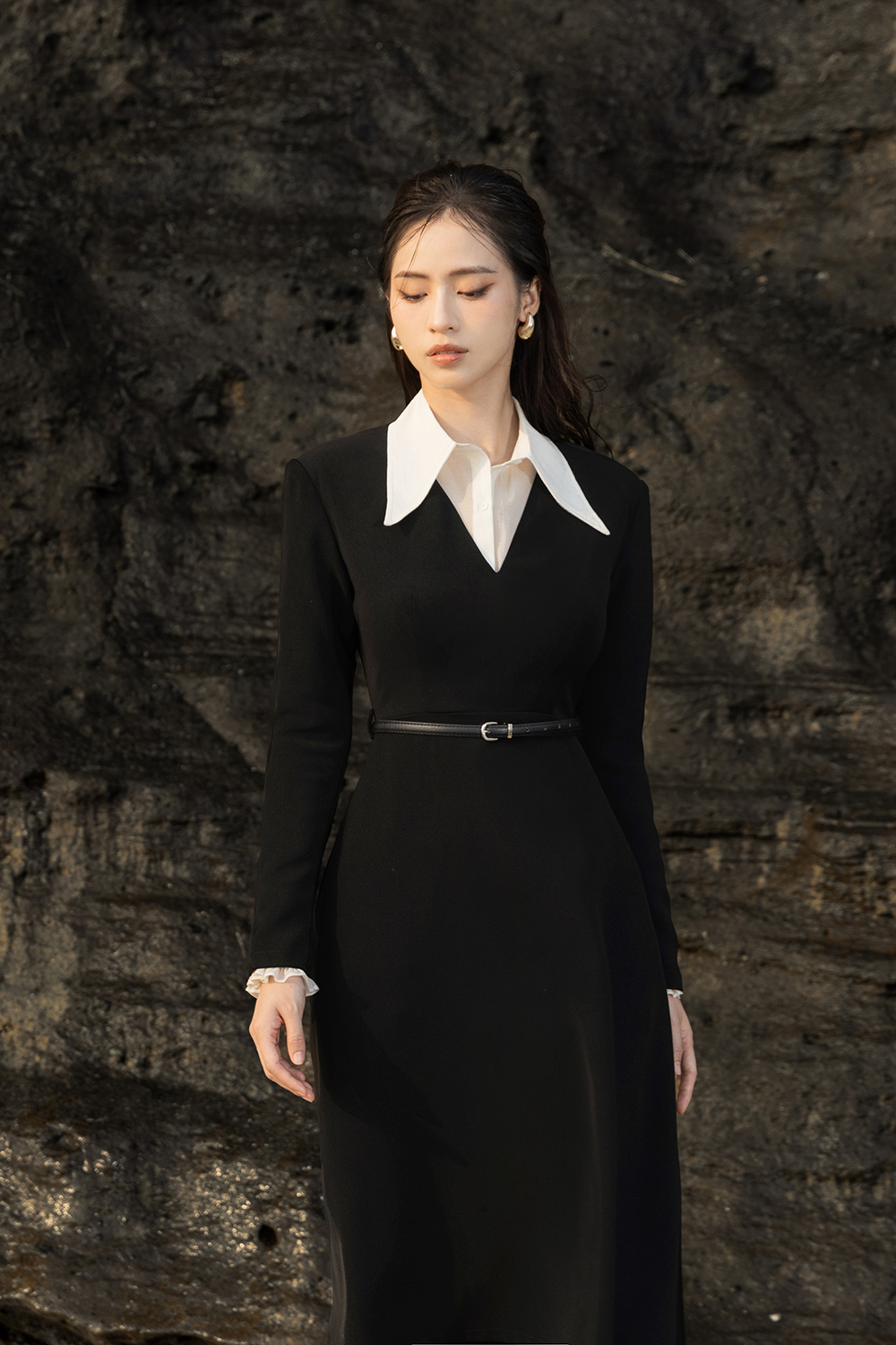 Đầm xòe midi màu đen cổ V tay dài