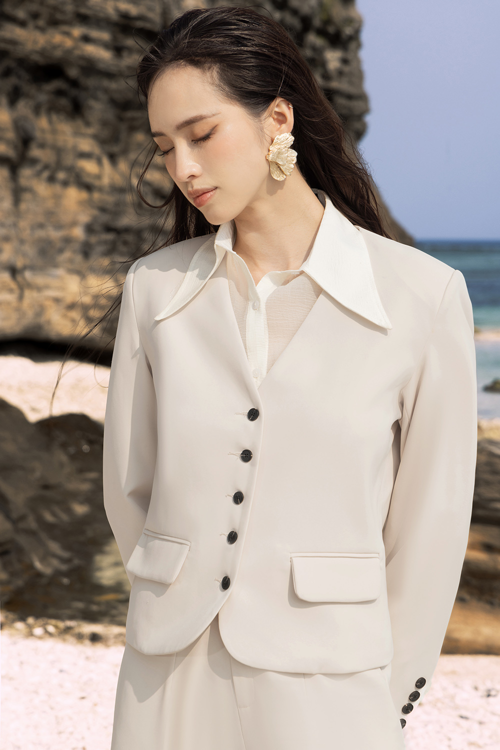 Áo khoác blazer màu kem tay dài