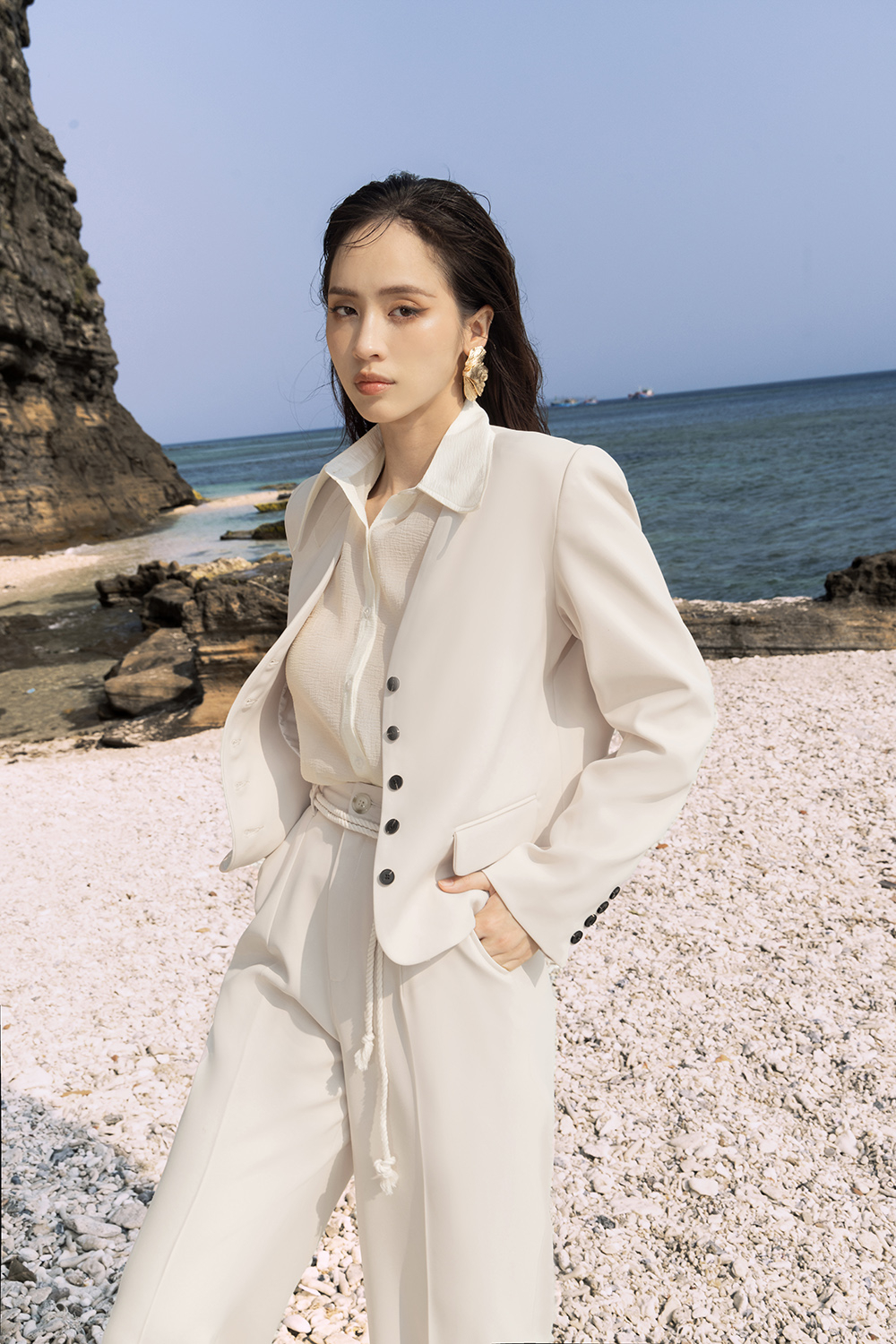 Áo khoác blazer màu kem tay dài