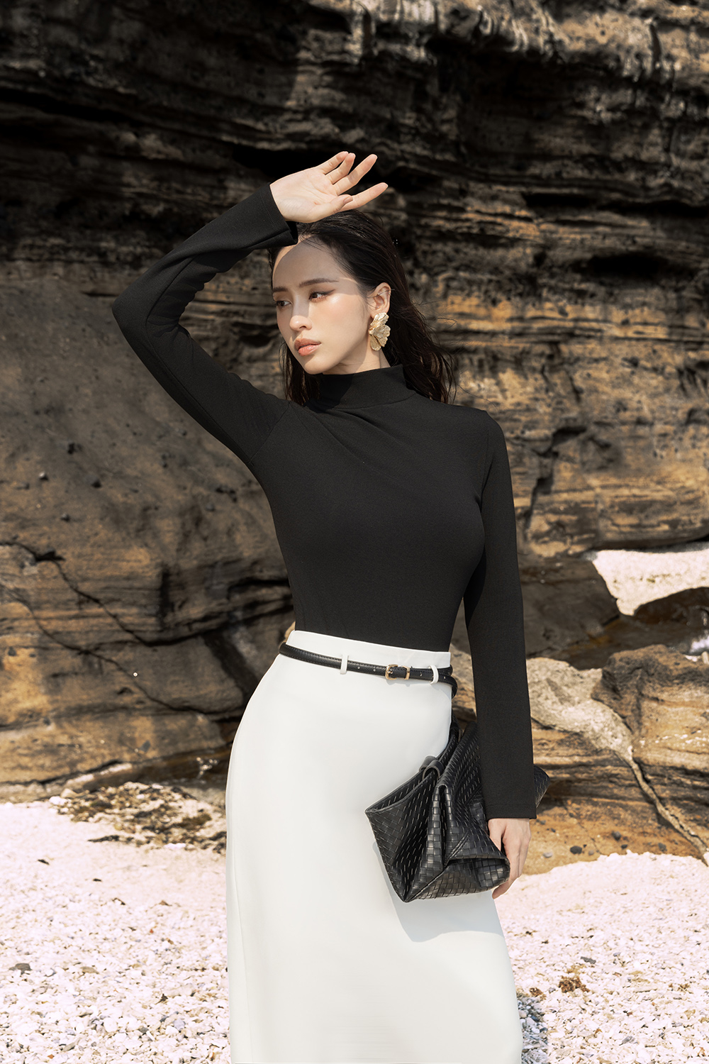 Áo thun nữ màu đen cổ lọ tay dài