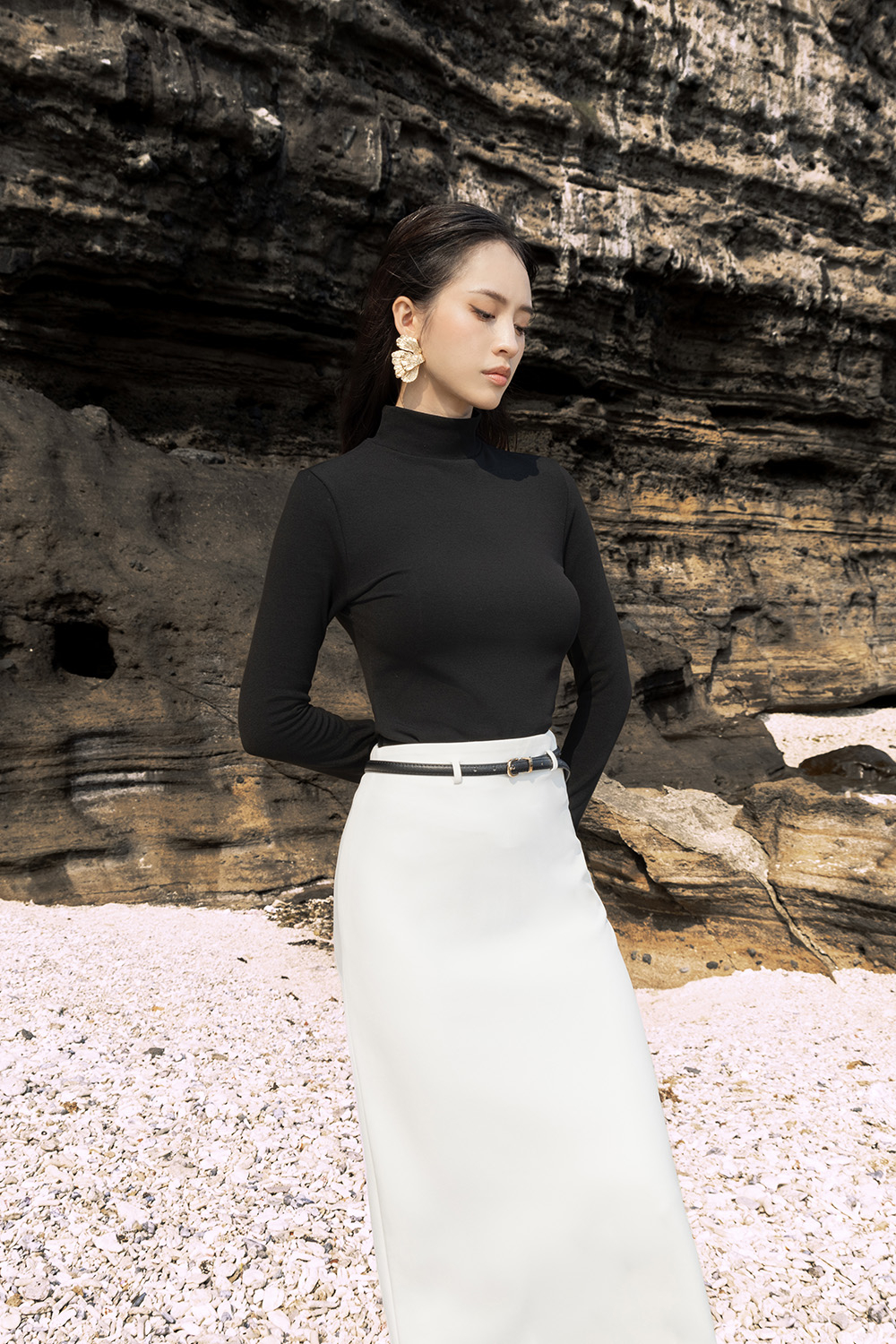 Áo thun nữ màu đen cổ lọ tay dài