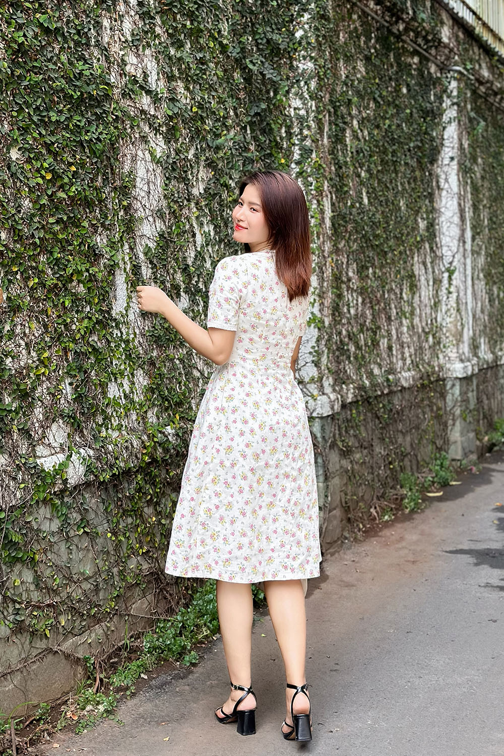 Đầm xòe hoa nhí viền đăng ten