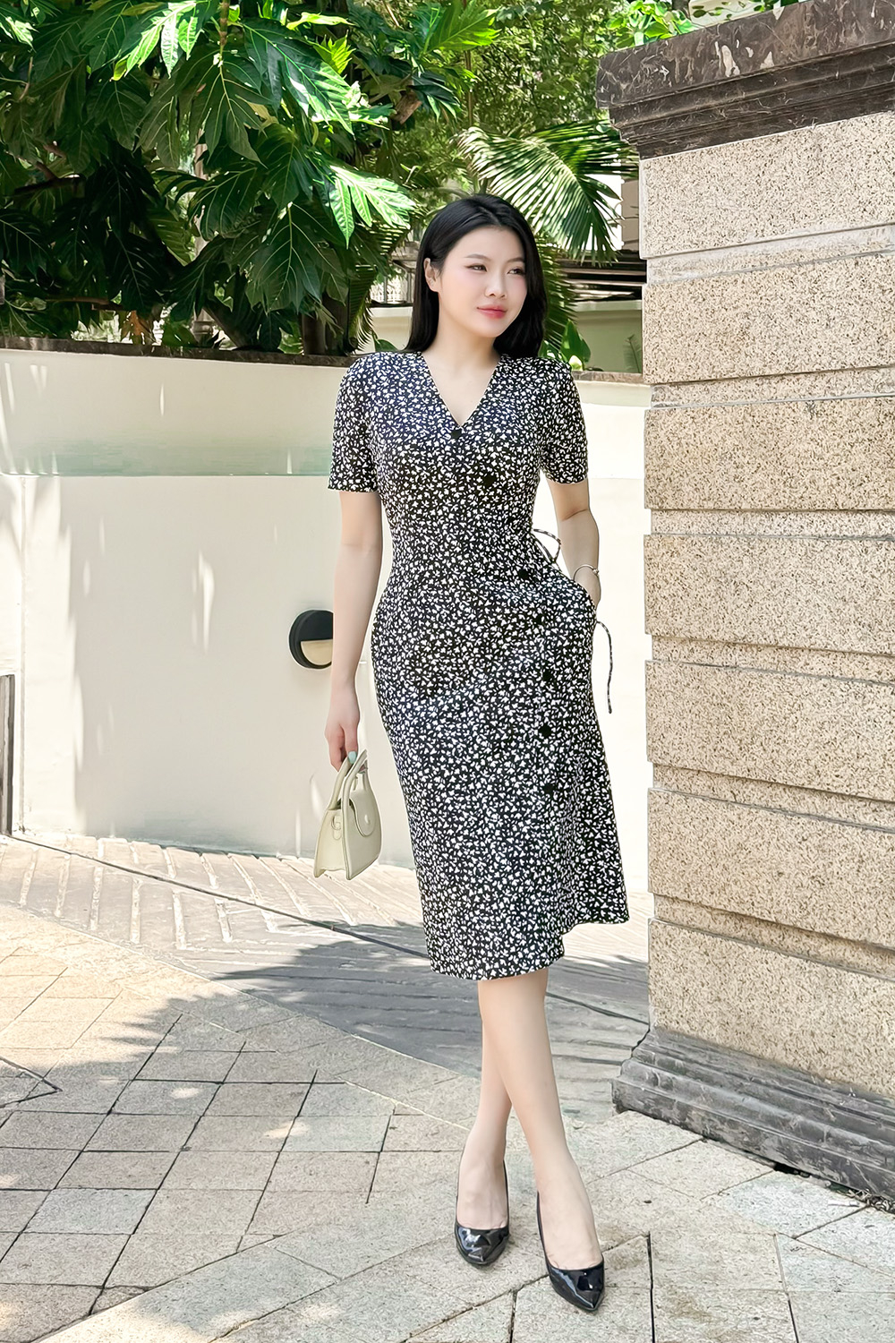 Đầm thun đen dáng ôm cổ V đính nút